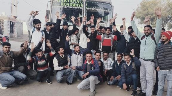 Troubled by the shortage of buses, youth created a jam, requested to start a new bus.