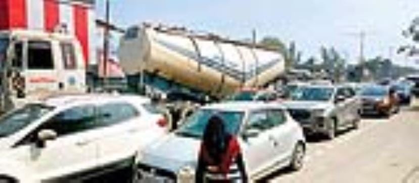 Congestion of vehicles on the highway, devotees stuck in traffic jam