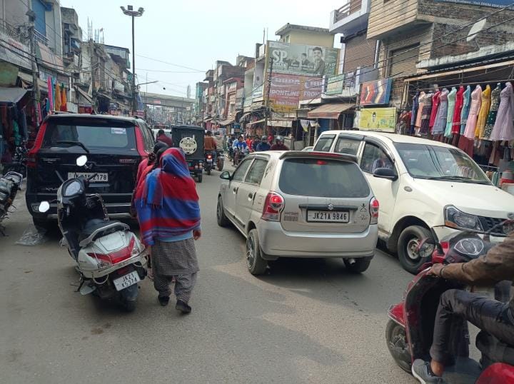 Parking crisis, business stuck in jam, people's troubles increased