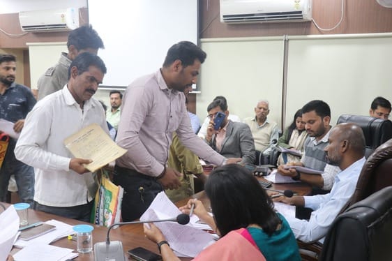 कलेक्टर बालागुरु जनसुनवाई करते हुए