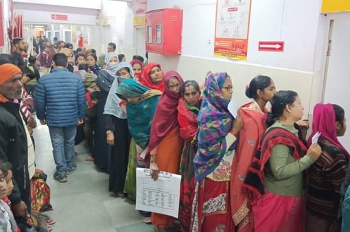 There was a scuffle at the prescription, consultation and medicine counter, patients reached beyond 1500.