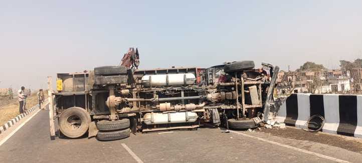 Truck overturned due to tyre burst on Senhta bridge, five people injured