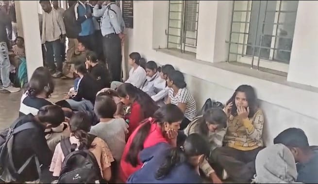 धरना प्रदर्शन करते छात्र छात्राएं