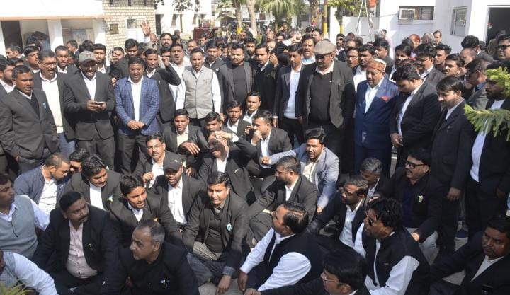 Lawyers surrounded the police station in protest against the case against their colleagues