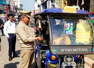Police strict on no-entry, challan issued to ten e-rickshaws