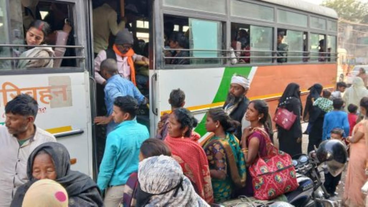 55 buses stuck in Mahakumbh, traveled on foot