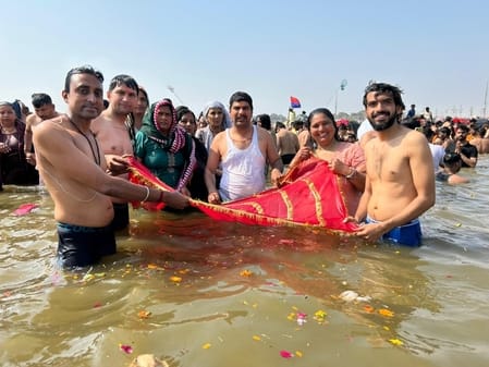 Mahakumbh: 10 kilometers distance is becoming short in front of faith, took a dip in the confluence of Triveni