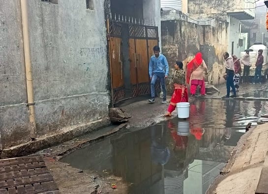Corporation elections: Drinking water crisis in Rai, Johar overflow in villages, people troubled by water filling in streets.