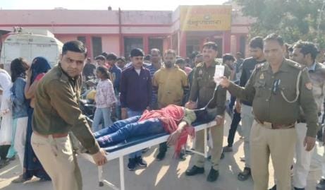 kasganj road accident Tractor-trolley overturned while saving auto 35 devotees injured