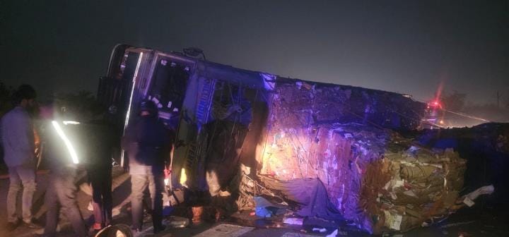 Truck lost control and overturned, driver and cleaner injured