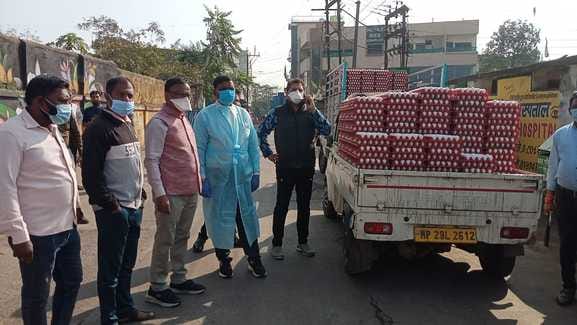 बाजार में मौजूद अधिकारी
