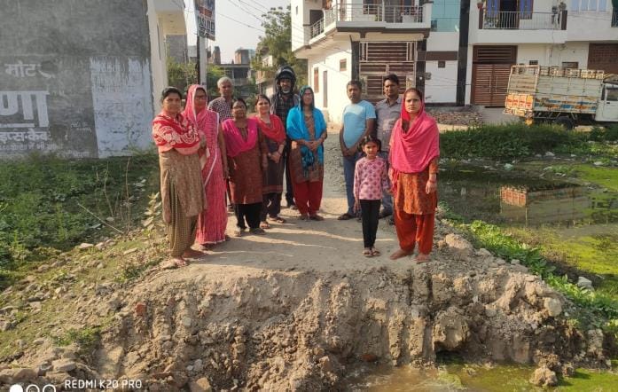 KDA team cut the road from the middle in Kalyanpur Mirzapur. People protesting. Dialogue