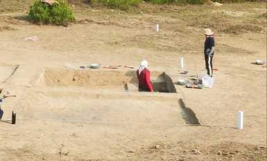 Pottery found in trenches on Kurdi mound, researchers engaged in excavation