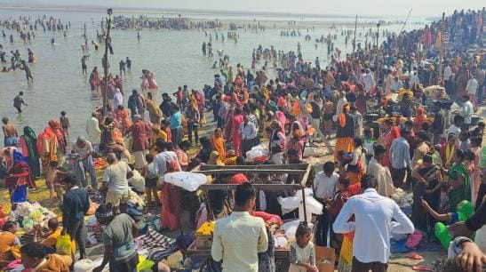 Devotees gathered on Purnima, took a dip in Ganga