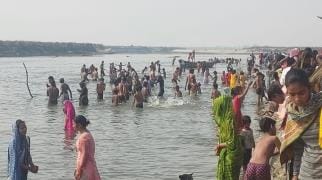 Devotees took a dip in the rivers with slogans of Har Har Gange.