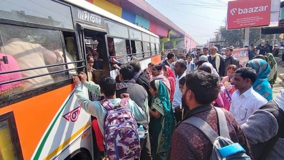 Buses stuck in jam, passengers worried