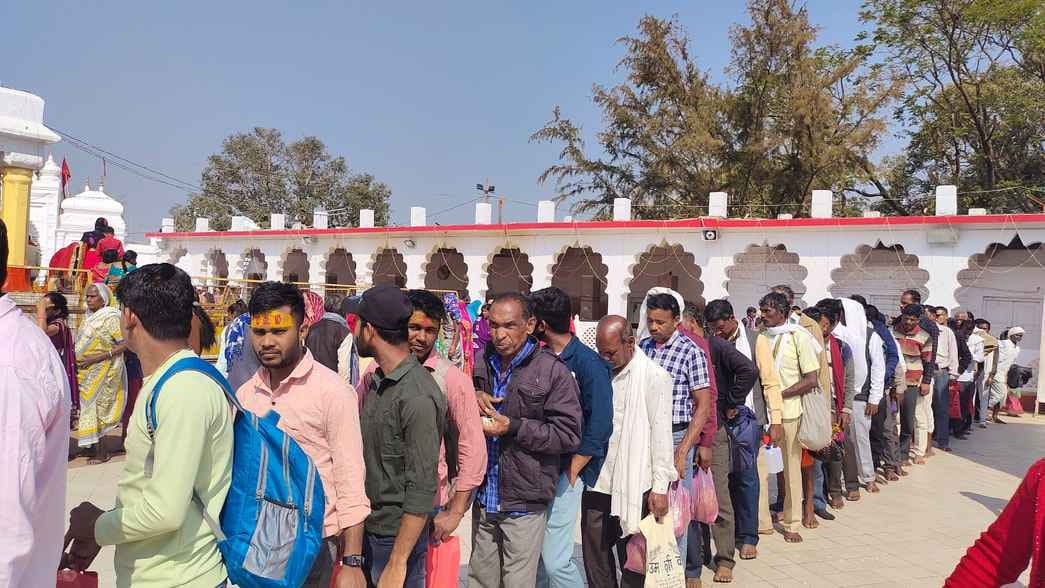 नर्मदा नदी में स्नान करते श्रद्धालु