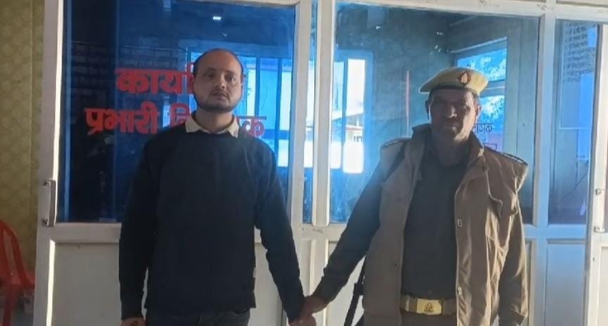Anti corruption team caught a clerk taking a bribe of 15 thousand