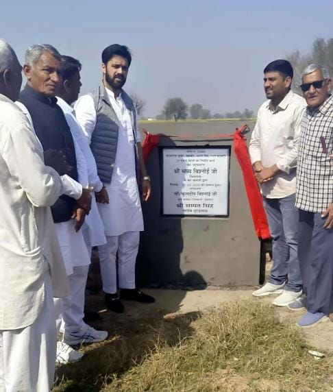 Bhavya was shown as MLA on the inauguration plaque, then had to be written before with a marker.