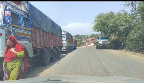 Everyday traffic jam due to unorganized parking of trucks