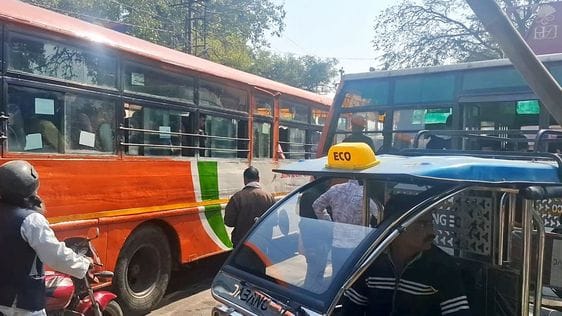 After the return of buses from Maha Kumbh, there was a traffic jam at the bus stand