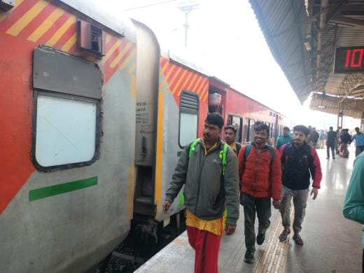 Devotees gathered to go to Prayagraj