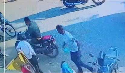 The miscreants took away Rs 3 lakh from the trunk of the bike, people chased them