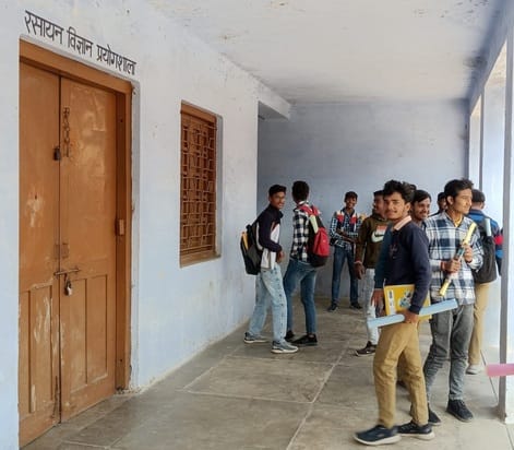 At some places the examiners did not arrive late, at others they did not arrive, students were disappointed.