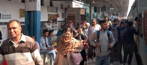 Devotees of the district left for Prayagraj Mahakumbh by train, roadways and 50 private buses.