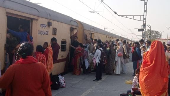 Shortage of buses at Maghi Snan, scuffle at trains and bus stand