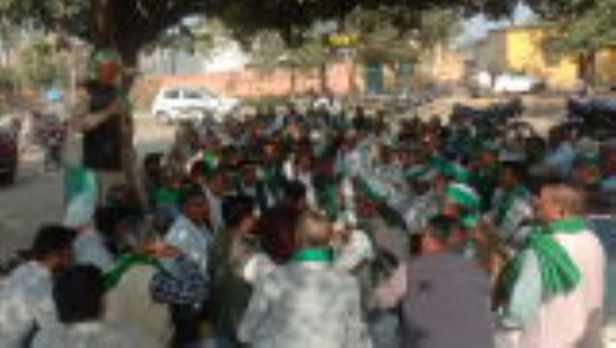 Bhakiyu officials staged a sit-in in the block premises regarding the problems of farmers