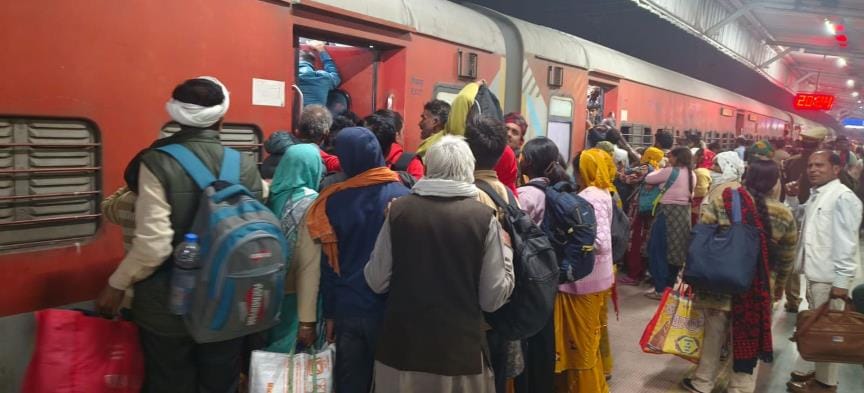 Crowd of Kumbh goers gathered at the station, security forces took over