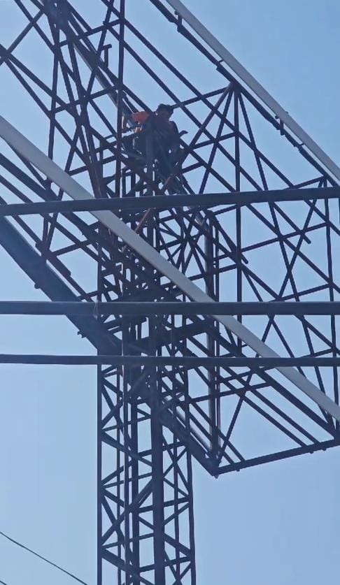 A young man climbed a unipole while drunk and fell asleep there; police and fire brigade brought him down
