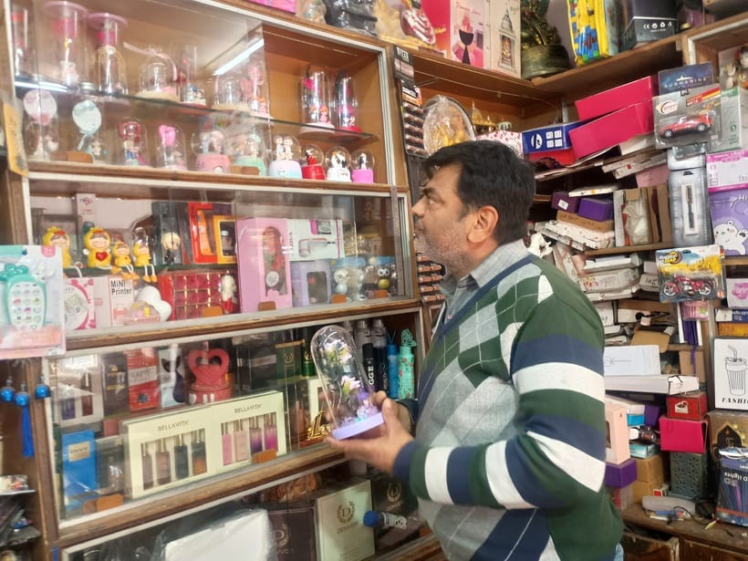 Markets decorated for Valentine's Day, customized gifts attracting youth
