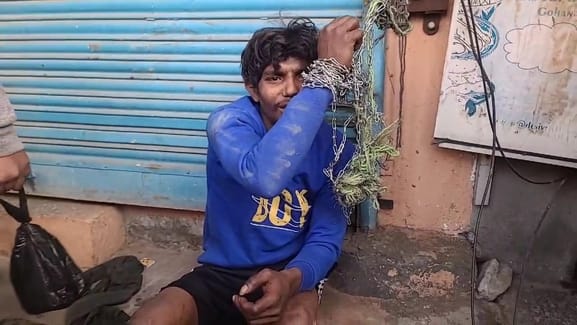 The young man broke into the showroom's main gate and entered, the shopkeeper tied him with chains