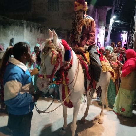 Daughter's banavara was taken out by sitting on a mare