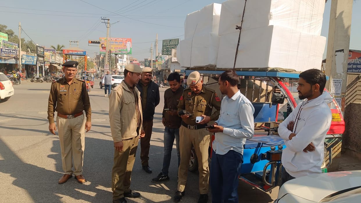Traffic police team checking the vehicle at Lalbatti Chowk, Fatehabad
