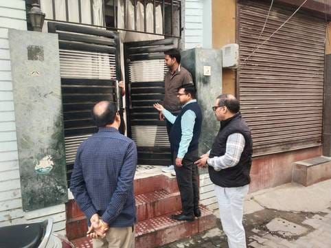 EO went to the houses and took information about wet and dry waste, when he went to pay the challan for polythene, the shopkeeper disappeared