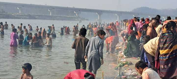 Thousands of devotees took a dip in Ramganga.