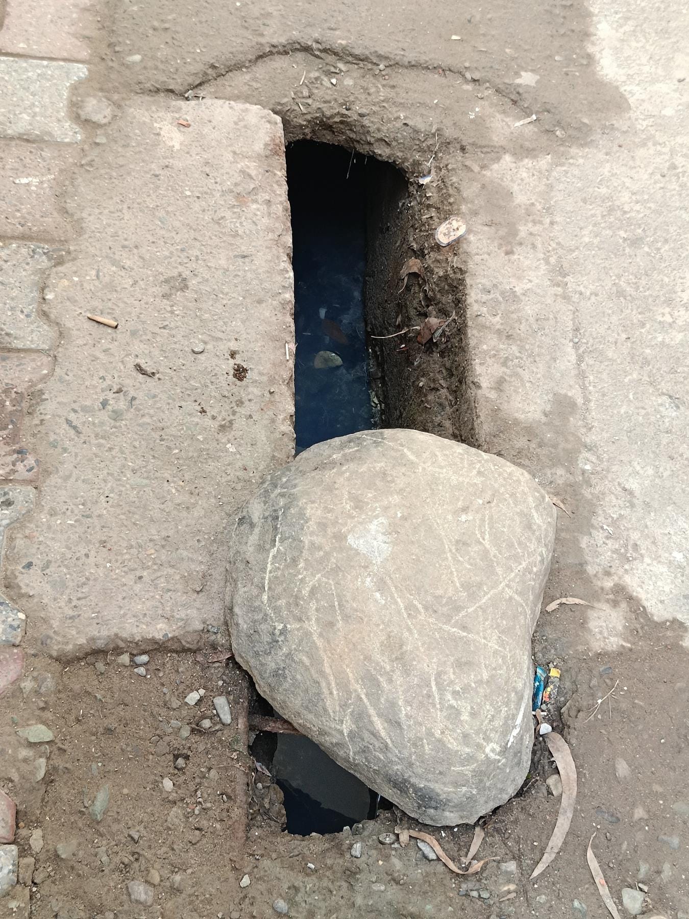 हादसों को न्योता देते नालियों के उपर खुले स्थान। संवाद