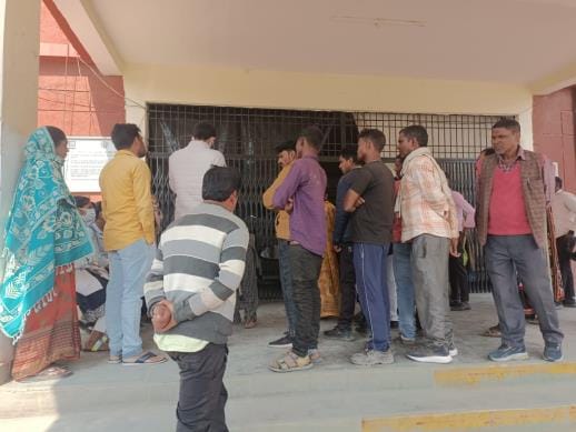 Woman dies in district hospital, family members create ruckus