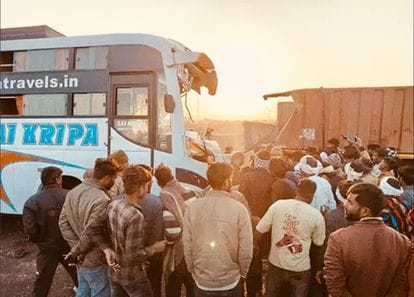 इस तरह ट्राले में घुसी बस