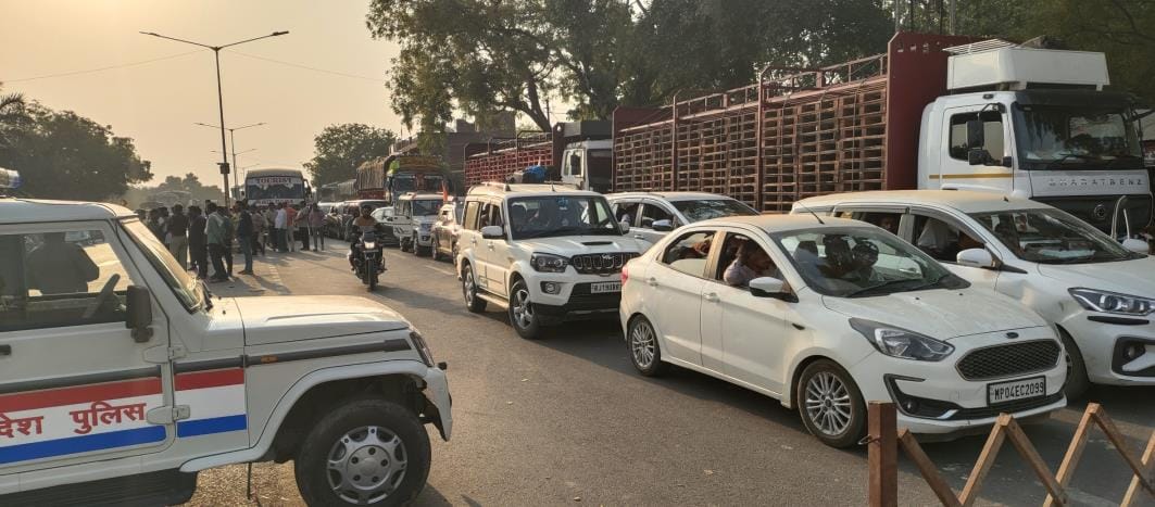 Jagdishpur Ayodhya Highway jam, devotees upset