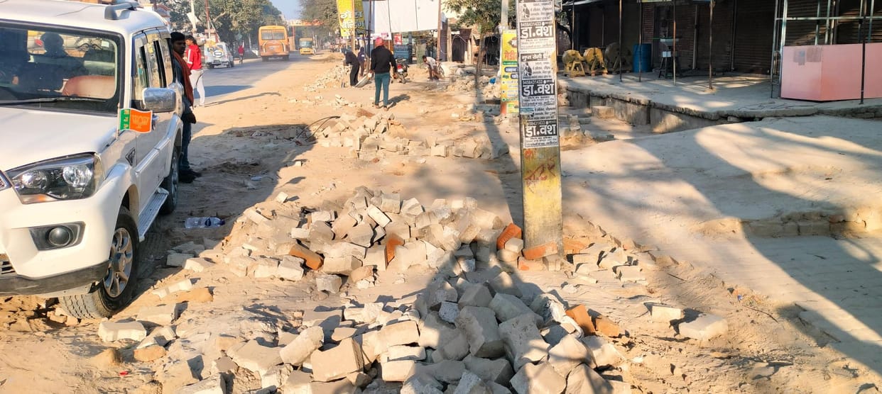 Shopkeepers and passers-by troubled by Jal Nigam's digging
