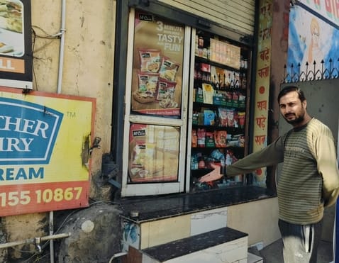 Goods and cash worth thousands were broken by breaking the shutter of the shop