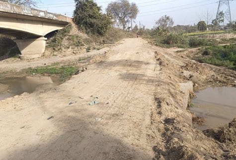 A temporary bridge was built on the river to get rid of the jam