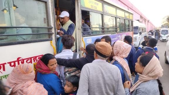 Buses going to Mahakumbh stuck in jam, passengers on shorter routes are in trouble