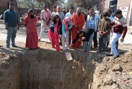 Cow protection team and Bhiwani Parivar Maitri Sangh executed broken idols of gods.