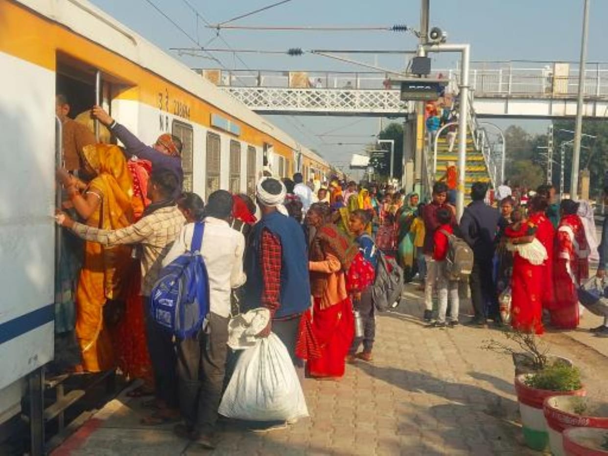 Crowd gathered at the station to go and come to Kumbh, trains remained full