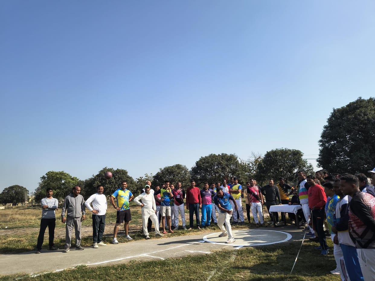 Host players dominated the competition on the first day